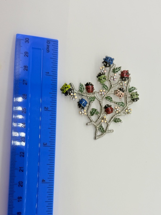 Ladybug Branch Brooch - Picture 5 of 6